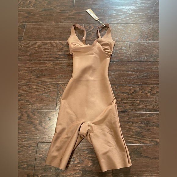 SKIMS BODY UNLINED PLUNGE MID THIGH BODYSUIT Size X-Small Jasper NEW